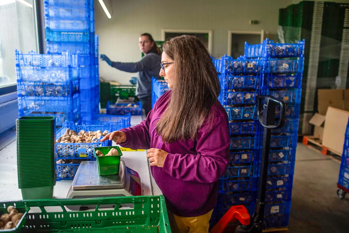 Agnieszka Pleunis maakt verkoop klaar aan de weegschaal
